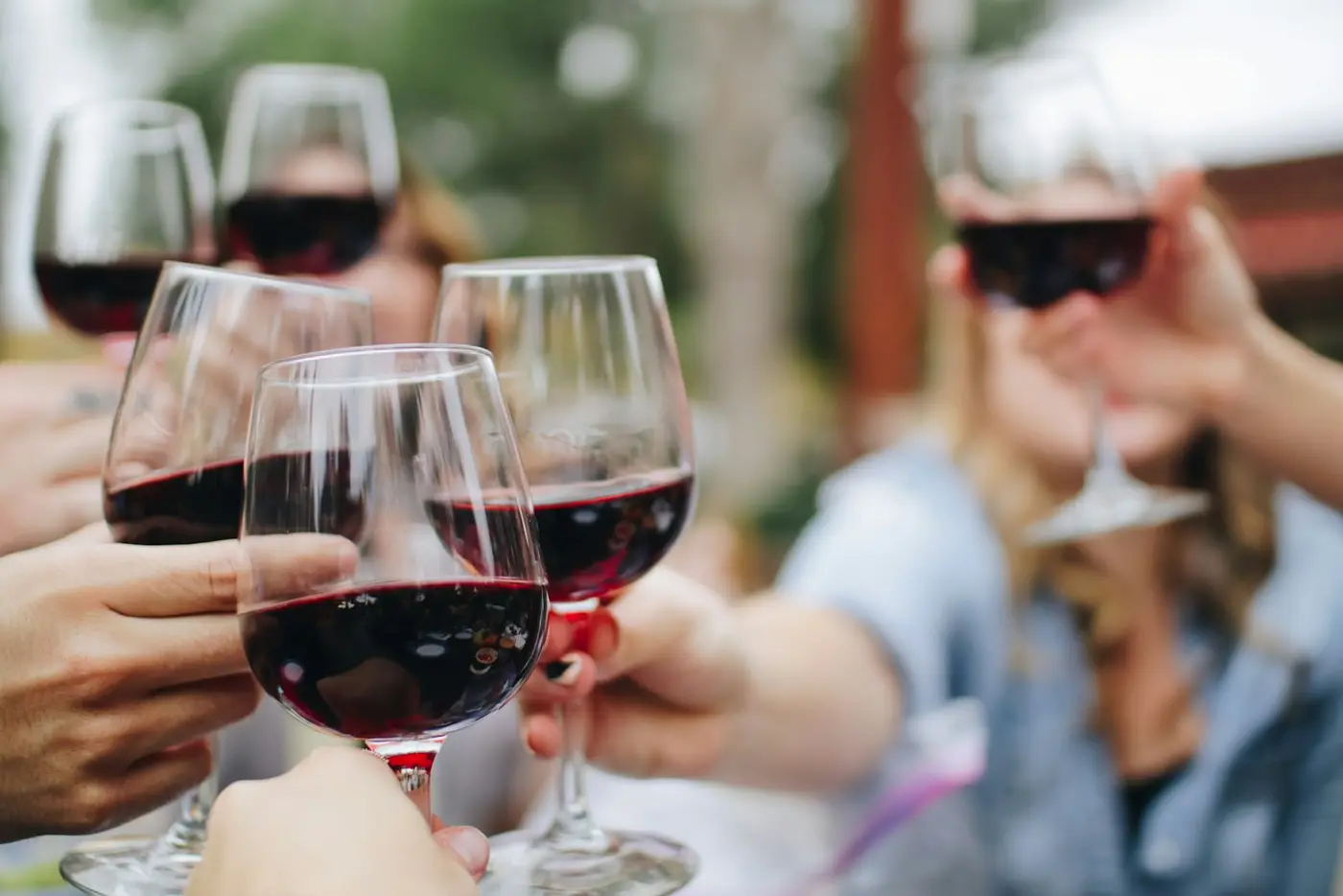 Rotwein am Tisch (Platzhalterbild)